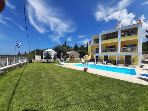 una casa con un gran patio con piscina en Villa Ela Ferienappartements, en Metaxáta