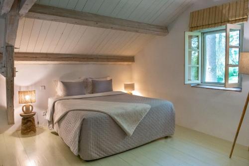 - une chambre avec un lit et une fenêtre dans l'établissement Château Gautoul, à Puy-lʼÉvêque