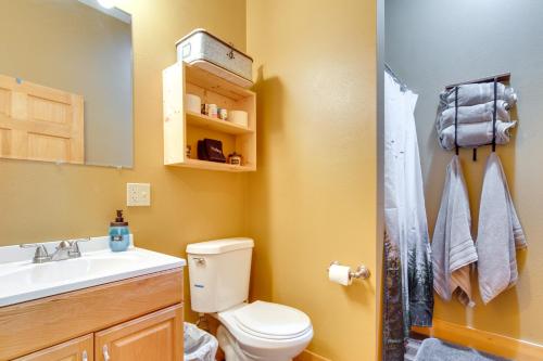 La salle de bains est pourvue de toilettes, d'un lavabo et d'une douche. dans l'établissement Tranquil La Prairie Retreat with Patio and Fireplace!, 