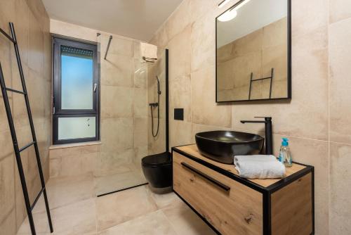 梅杜林的住宿－Apartment Neptunina，一间带水槽和镜子的浴室