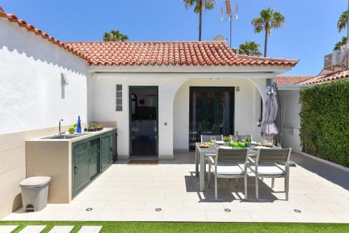 Bungalow with terrace in Maspalomas DS50 by VillaGranCanaria