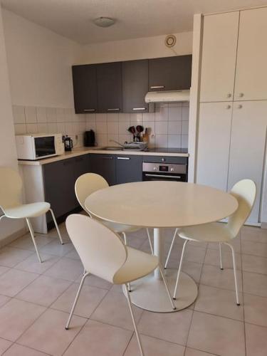 une cuisine avec une table et des chaises dans l'établissement Studio accès direct à la plage, à Banyuls-sur-Mer