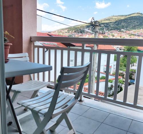 莫斯塔爾的住宿－Stella Apartments Mostar，设有一个配有桌椅并享有美景的阳台。