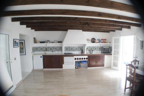 een keuken met witte muren en een houten plafond bij Strandhaus in Los Llanos de Aridane