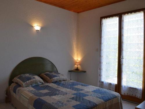 - une chambre avec un lit doté d'une couette bleue et blanche dans l'établissement Charmante Villa 3 Chambres à 800m de la Plage avec Véranda et Terrasse, Quartier Calme - FR-1-229D-235, à Fleury
