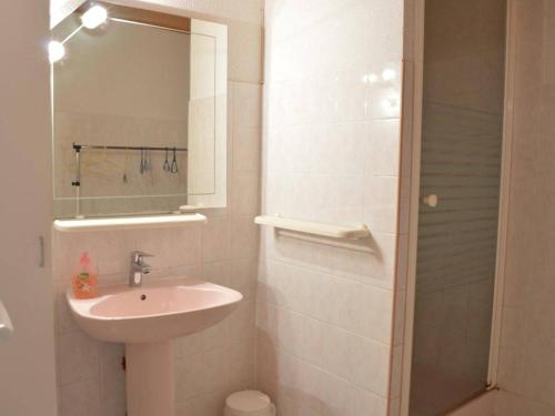 une salle de bain blanche avec un lavabo et une douche dans l'établissement Charmante Villa 3 Chambres à 800m de la Plage avec Véranda et Terrasse, Quartier Calme - FR-1-229D-235, à Fleury