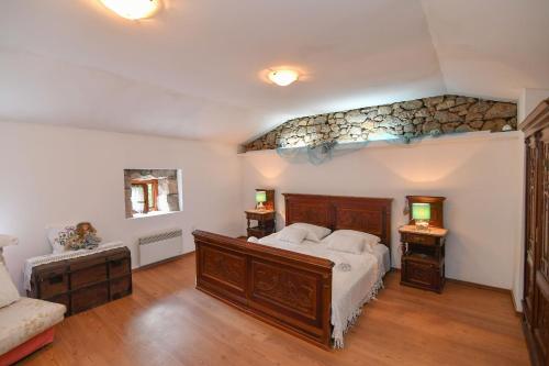 een slaapkamer met een groot bed en 2 nachtkastjes bij House Casa Barunessa in Jurdani