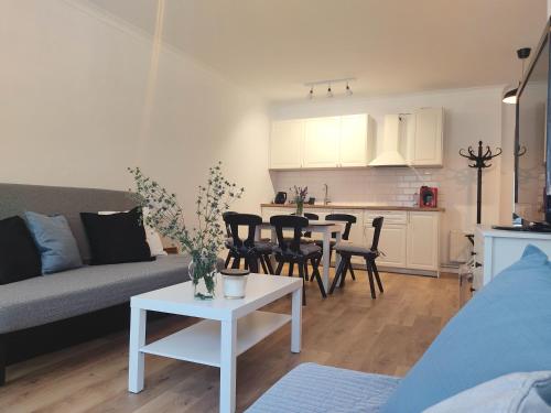 ein Wohnzimmer mit einem Sofa und einem Tisch in der Unterkunft Apartament przy Wieży in Toruń
