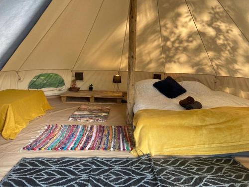 Postel nebo postele na pokoji v ubytování Glampspace Lake View