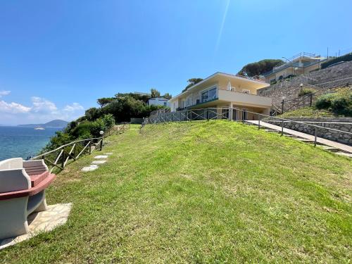 une maison sur une colline à côté de l'océan dans l'établissement Villa Costa Bianca by ArgonautiVacanze, à Portoferraio