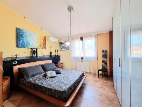 ein Schlafzimmer mit einem großen Bett in einem Zimmer in der Unterkunft lovely house with garden in La Maddalena