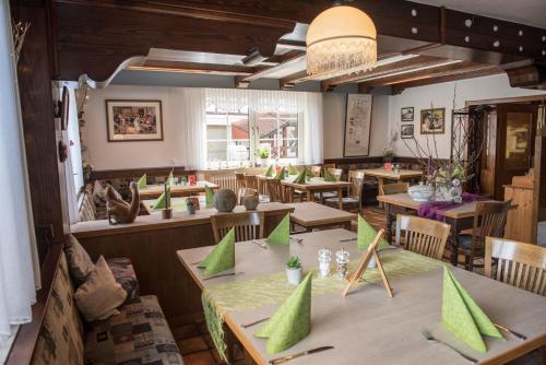 un restaurante con mesas y sillas en una habitación en Landhotel für Familien und Firmen en Schönhagen