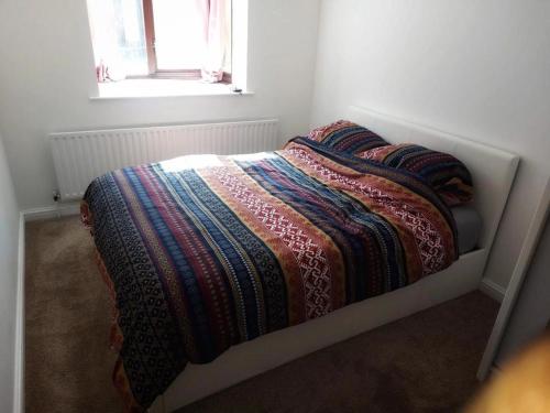 En eller flere senger på et rom på Spacious 1-Bed Apartment in Croydon-free parking