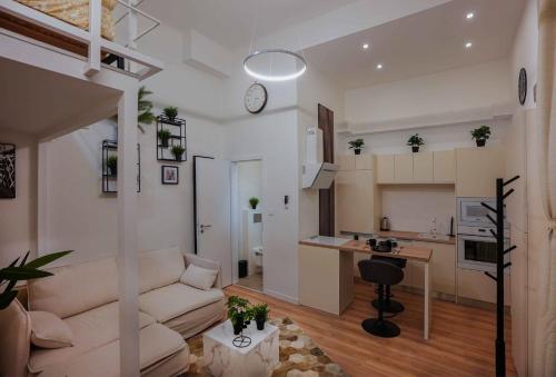 Una sala de estar con un sofá blanco y una cocina. en Greenlight Gallery by NeWave Apartments, en Budapest