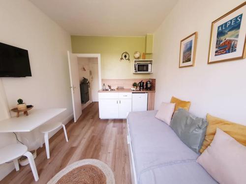 un salon avec un canapé et une table et une cuisine dans l'établissement Studio 