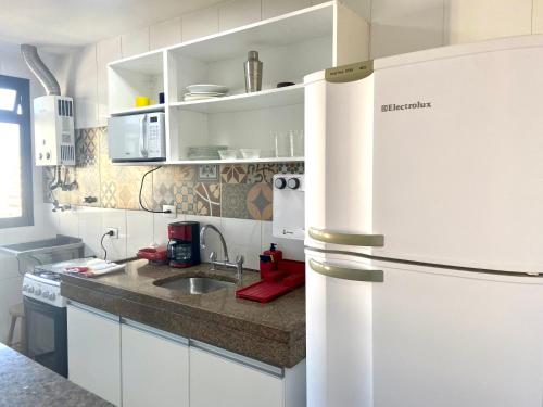 uma cozinha com um frigorífico e um lavatório em Apartamento renovado Barra Bella no Rio de Janeiro