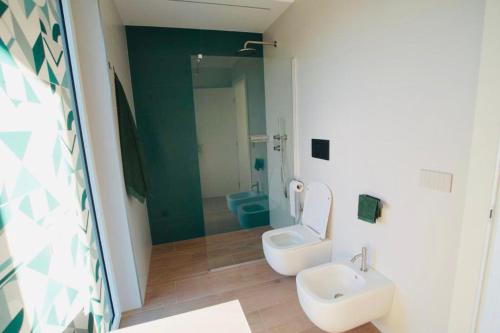 Villa Castelli的住宿－Tratturi Reali，一间带卫生间和水槽的浴室