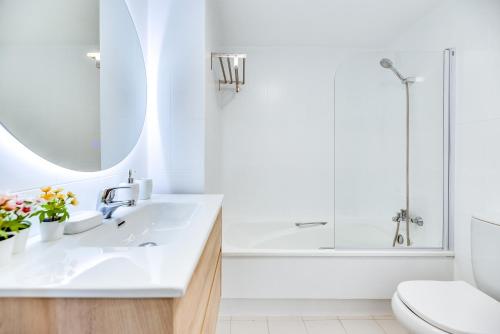 een witte badkamer met een wastafel en een douche bij VB Myramar 2BDR Sun & Calm in Benalmádena