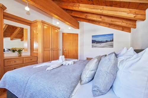 sypialnia z dużym łóżkiem z niebieską pościelą w obiekcie Chalet Weißlofer w mieście Reit im Winkl