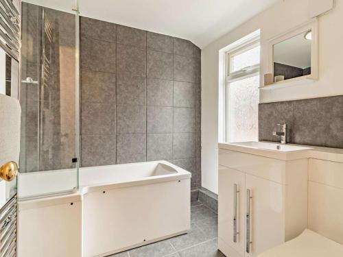 een badkamer met een wastafel en een spiegel bij Harbour Walk in Brightlingsea