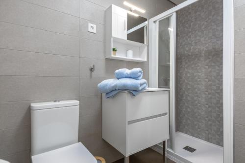 uma casa de banho branca com um WC e um lavatório em Sueño Playa em Benajarafe