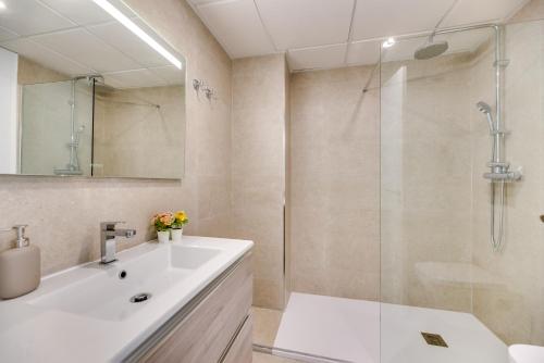 Bathroom sa VB Navio´s 2BDR Duplex rooftop pool