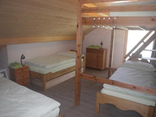 サン・テュルサンヌにあるCentre de vacances NatUrsanneのキャビン内のベッドルーム1室(二段ベッド2組付)