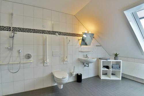 uma casa de banho com um chuveiro, um WC e um lavatório. em Ferienwohnungen und Ferienzimmer Haus Waldblick Trusetal em Brotterode