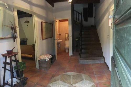 pasillo de una casa con escalera y baño en La Naranxa, en Bárzana