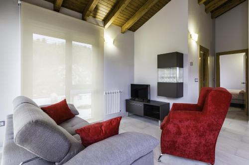 sala de estar con sofá y 2 sillas en Apartamentos Borizu Playa, en Barro de Llanes