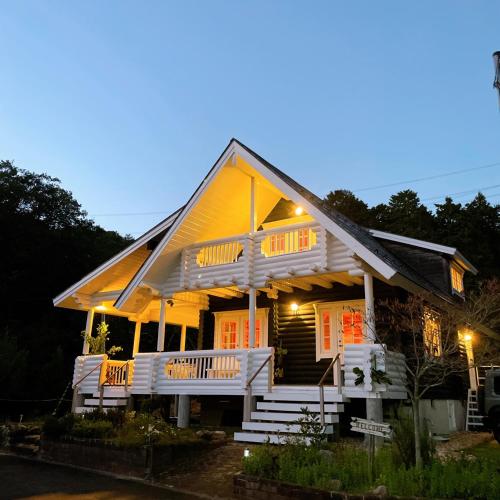 una casa con una casa iluminada con luces en 'OLI' OLI tree - Vacation STAY 39608v, en Takashima