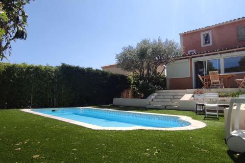 - une petite piscine dans la cour d'une maison dans l'établissement Maison familiale avec piscine 7 personnes, à Cassis