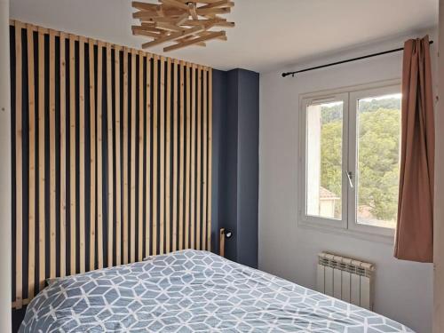 une chambre avec un lit et une fenêtre dans l'établissement Maison familiale avec piscine 7 personnes, à Cassis