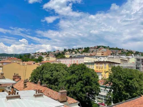 une vue sur une ville depuis les toits des bâtiments dans l'établissement Tivarnella B&B - Large and bright Attic in Trieste Center, à Trieste