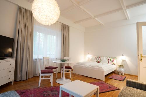 Birkfeld的住宿－Athecada Apartments，客厅配有白色的沙发和桌子