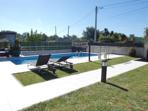 Bazén v ubytování Chalet de diseño moderno en Sanxenxo nebo v jeho okolí