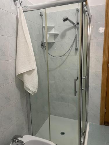 PianellaにあるCasa Adalgisaのバスルーム(シャワー、トイレ、洗面台付)