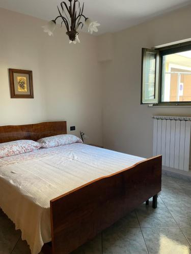 ein Schlafzimmer mit einem großen Bett in einem Zimmer in der Unterkunft Casa Adalgisa in Pianella
