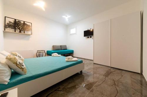 Habitación con cama y silla. en Dimora Mazzapinta, en Trepuzzi