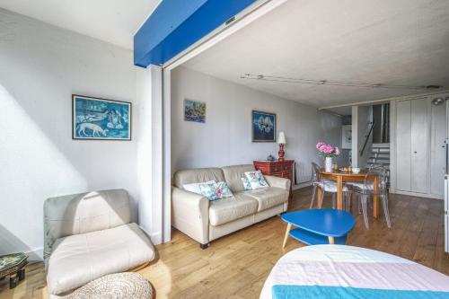 un salon avec un canapé et une table dans l'établissement Appartement Fages climatisé - Welkeys, à La Grande Motte