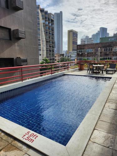 uma piscina no telhado de um edifício em Eco Flat Recife - Vista ao Mar de Boa Viagem em Recife