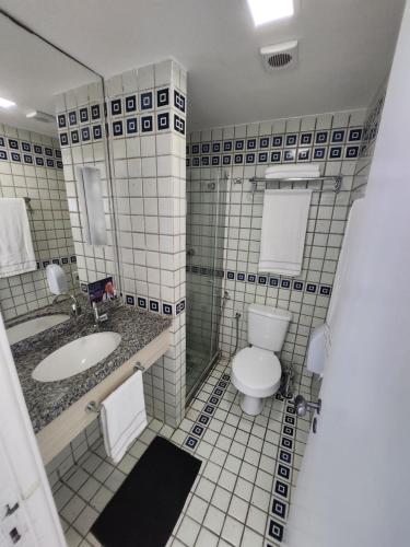 uma casa de banho com um WC e um lavatório em Eco Flat Recife - Vista ao Mar de Boa Viagem no Recife