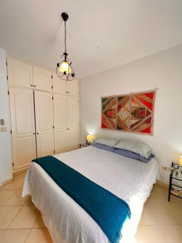 - une chambre avec un lit et une peinture murale dans l'établissement Villa Elena, à Midoun