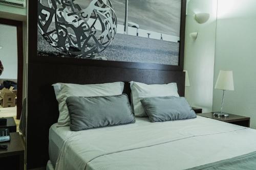 1 dormitorio con 1 cama con 2 almohadas en Bonaparte - Excelente Apartamento#417, en Brasilia