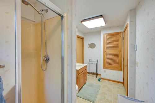 Bathroom sa Provincetown Home with Stunning Views!