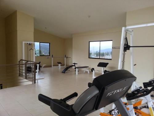 una habitación con un gimnasio con equipamiento de ejercicio. en Namaje Tres Ros en Tres Ríos