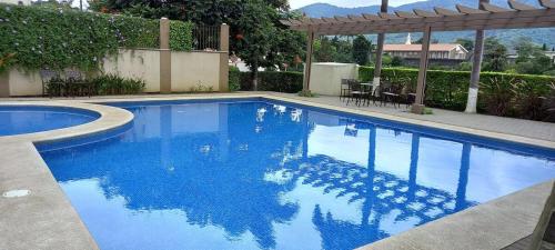 una piscina de agua azul en una casa en Namaje Tres Ros en Tres Ríos