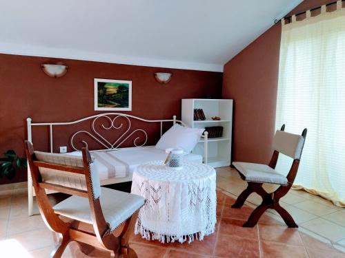um quarto com uma cama, uma mesa e cadeiras em Apartment Sana em Bribir