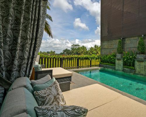 Kolam renang di atau dekat dengan Luxe Villas Bali
