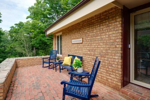 Μπαλκόνι ή βεράντα στο Christiansburg Home about 12 Mi to Virginia Tech!